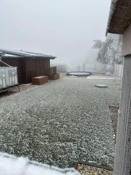 Slunná zahrada s bazénem, pergolou a technickým zázemím – Li - 8