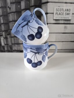 Porcelánový sběratelský hrneček - modré třešně - 8