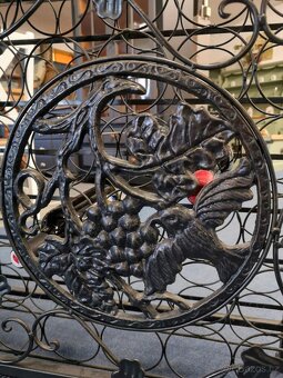 Kovová vinotéka. - 8