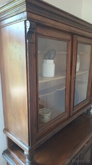 Starožitná kredenc - 8