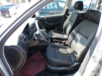 Volkswagen Golf 1,6 16V-HNED ODJÍŽDÍTE - 8