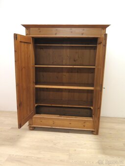 Starožitná šatní skříň - 8