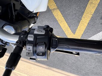 Honda CB1000R Neo Sports Café – bílá perleť, top stav - 8