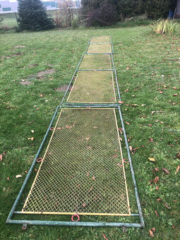 Venkovní plot. Plotové díly.Vjezdová brána. Celkem délka 13m - 8