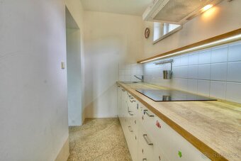 Pozemek s rodinným domem ke kompletní rekonstrukci jen pár m - 8