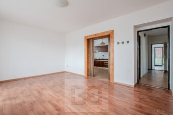 Prodej prostorného rodinného domu se zahradou a stodolou se  - 8
