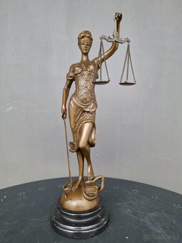 Bronzová socha bohyně Spravedlnosti - 8