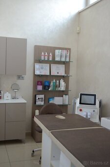 K pronájmu pracovní místa v plně vybaveném kosmetickém salon - 8