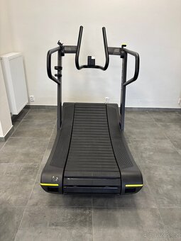 Technogym SkillMill - bezmotorový pás - 8