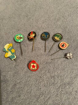 Sbírka připínátek, figurek a odznaků - 8