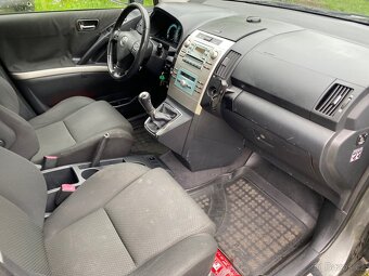Toyota Corolla verso 2.2 - 8