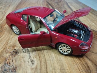 Maseratti 3000 GT 1/18 Bburago - 8