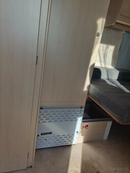 Karavan s vestavbou pro dva psy - 8