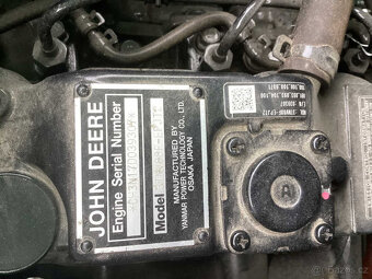 Traktor John Deere 3025E - 8