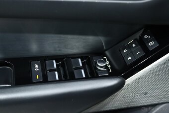 Land Rover Range Rover Velar, Virtual cockpit, pano, kůže - 8