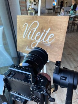 Sony ZV-E10 + Sony 50mm f/1.8 OSS + klec + 3x baterie - 8