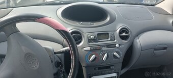 Toyota Yaris 1.0 - 8