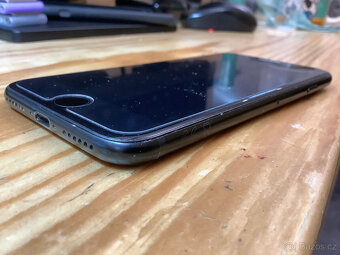Rok používaný Apple iPhone SE (2022) 64GB černý, 87% baterie - 8