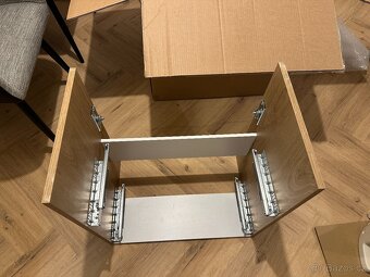 Koupelnová sestava s umyvadlem zrcadlem a osvětlením VitrA M - 8