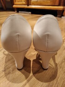 Slušivé bílé lodičky, vel.38 - 8