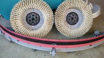 Podlahový mycí stroj Tennant T5 Disk 70 s vlastním pojezdem - 8