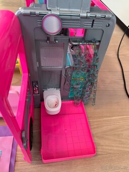 Barbie - karavan, lékárna, šatník + doplňky. - 8