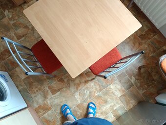 Stůl se 4 židlemi - 8