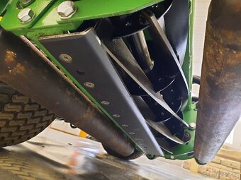 Vřetenová sekačka John Deere 2653A - 8