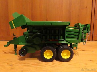 BRUDER 2017 Zelený BALÍKOVAČ slámy JOHN DEERE - 8