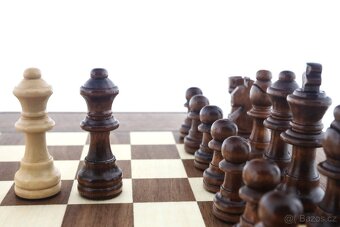 Dřevěná šachovnice Octagon 34x34 cm s magnetickými figurkami - 8