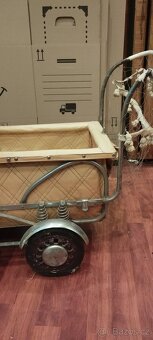 Stará panenka, medvěd (bručí), kočárek pro panenky + oblečky - 8