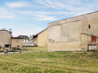 Rohový stavební pozemek 131 m² u nám. v centru obce Osečná - 8