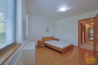 Moderní byt 2+kk se soukromou zahradou, garáží a výhledem do - 8