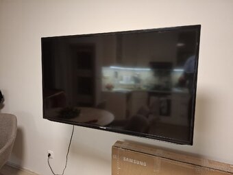 Samsung 50" smart TV - 8