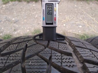 Prodám zánovní zimní pneu GoodYear 235/50/19 - 8
