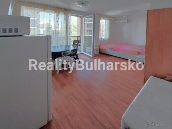 BULHARSKO Zařízené studio 1+kk s balkonem, jen 400m od pláže - 8