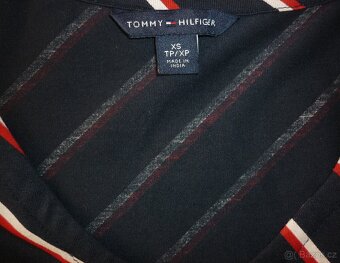 Proužkované letní šaty Tommy Hilfiger - 8