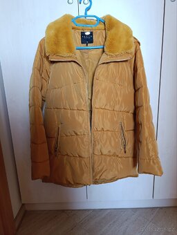 Zimní bunda dámská,hořčicová barva,s kožíškem,kapucí - 8