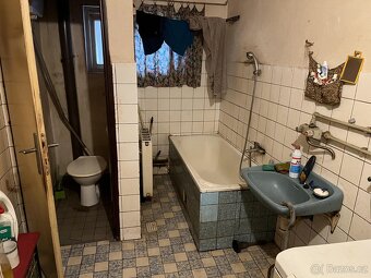 Prodej RD dvě bytové jednotky, prostorná dvou garáž s pozemk - 8