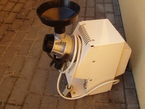 VÝKONNÝ ELEKTRICKÝ MLÝNEK NA OBILÍ všeho druhu - 8