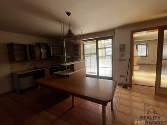 Rodinný dům s možností komerčního využití - 8