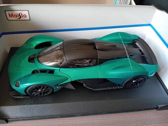 Aston Martin Valkyrie a Ford F150 Pick-Up 1:18 Maisto - 8
