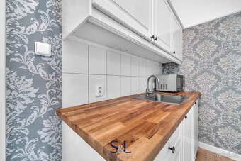 Útulná podkrovní garsonka - stylový a praktický prostor o 27 - 8