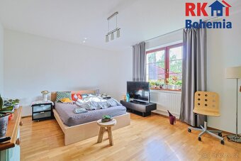 Nabízím Vám k prodeji rodinný dům 7+1 s garáží v Úvalech u P - 8