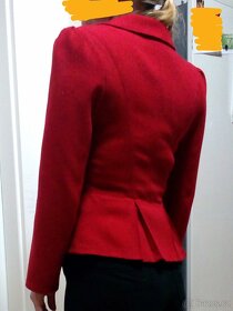 Červený kalhotový kostým vel. 36 šitý na zakázku v salonu - 8