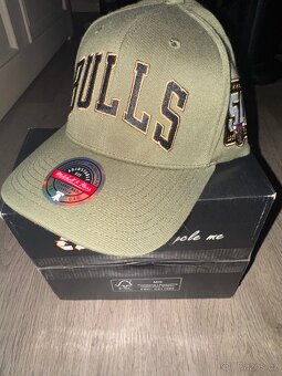 Kšiltovka Mitchell & Ness Bulls - 8