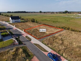 Slunný stavební pozemek 619m2 na okraji Poděbrad - 8