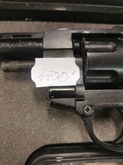 Plynová pistole, nože, divadelní kukátka. - 8