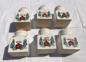 Závěsná Police + 6x Kořenka + 3x Hrnek Porcelán - 8