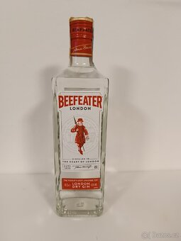 Whisky a další láhve s alkoholem - 8